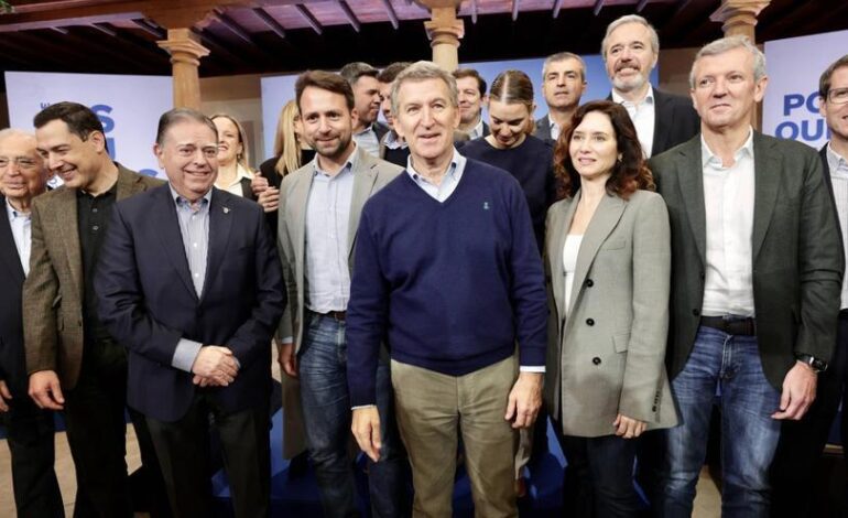 Feijóo clausura con Alvaro Queipo en Oviedo el acto de presentación de la ‘Declaración de Asturias’