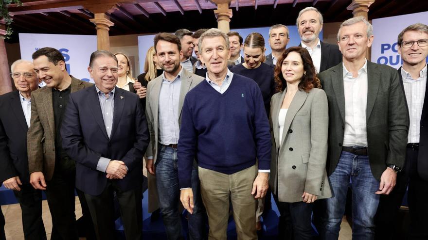 Feijóo clausura con Alvaro Queipo en Oviedo el acto de presentación de la ‘Declaración de Asturias’