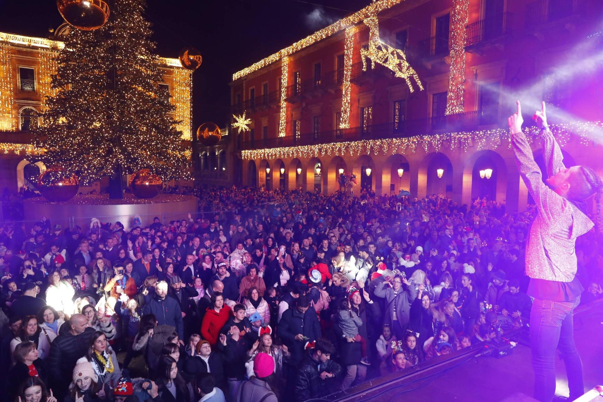 El "campanillas" en la Plaza Mayor de Gijón, en imágenes