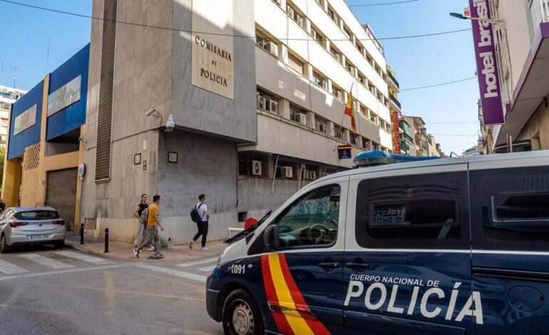 Seis policías salvan a una turista que iba a saltar desde una terraza tras agredir a su mujer en Benidorm