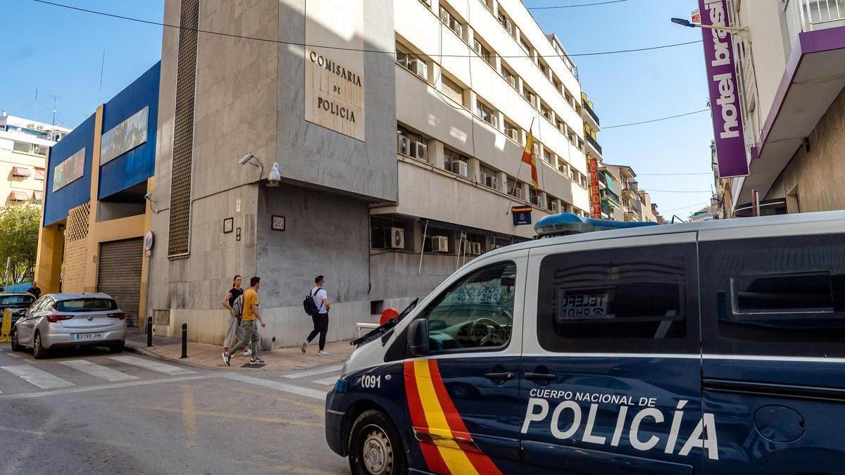 Seis policías salvan a una turista que iba a saltar desde una terraza tras agredir a su mujer en Benidorm