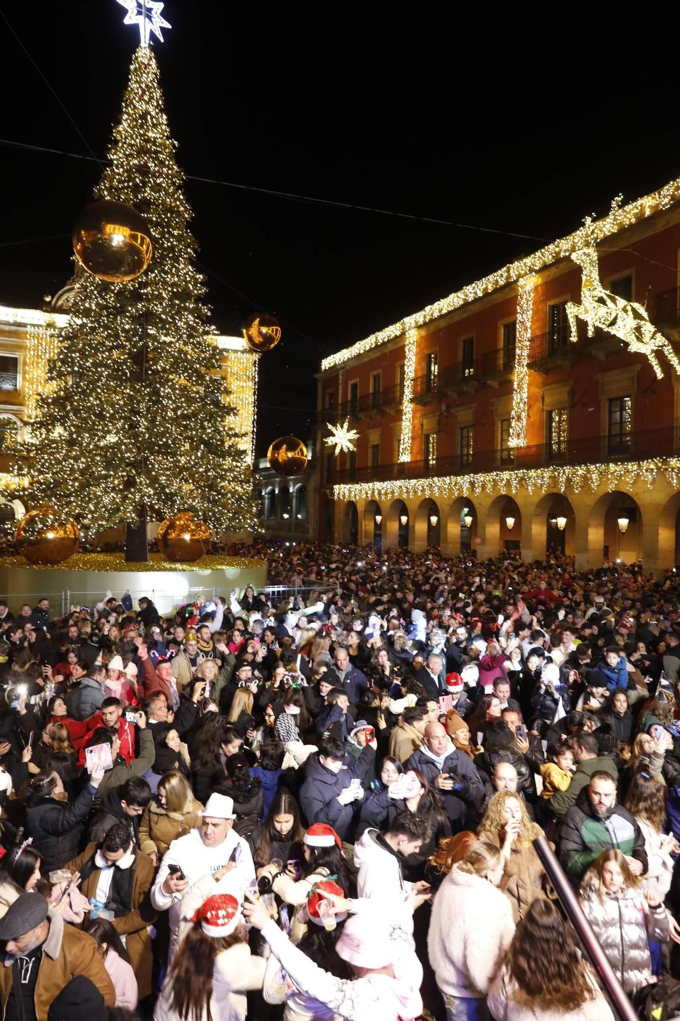 La plaza Mayor de Gijón, a rebosar para recibir al 2025