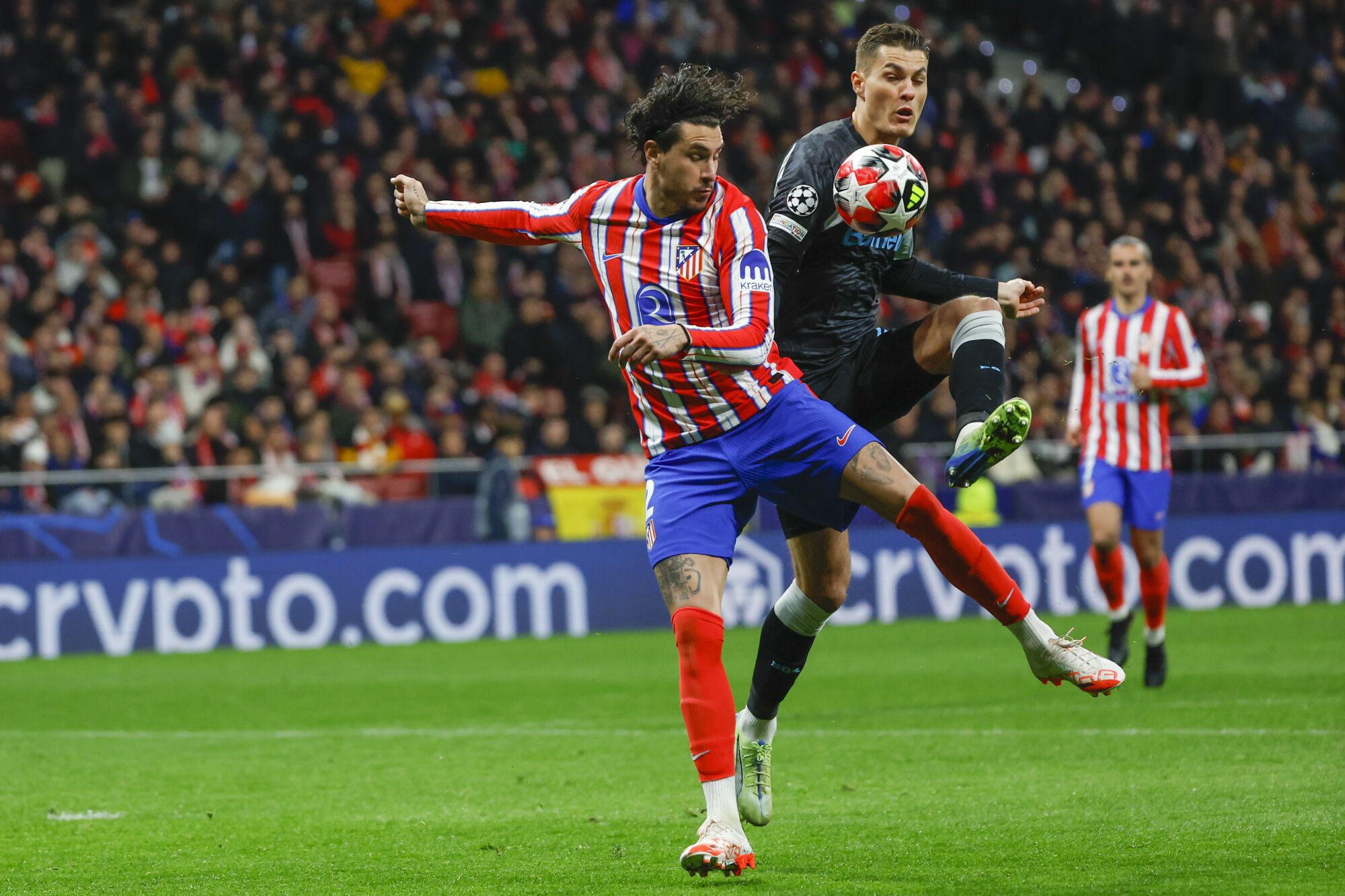 MADRID, 21/01/2025.- El delantero del Bayer Leverkusen Patrik Schick (d) disputa un balón con el defensa del Atlético de Madrid José María Giménez (i) durante el partido correspondiente a la fase regular de la Liga de Campeones que disputan hoy martes. Atlético de Madrid y Bayer Leverkusen en el estadio Metropolitano de Madrid. EFE/Juanjo Martín