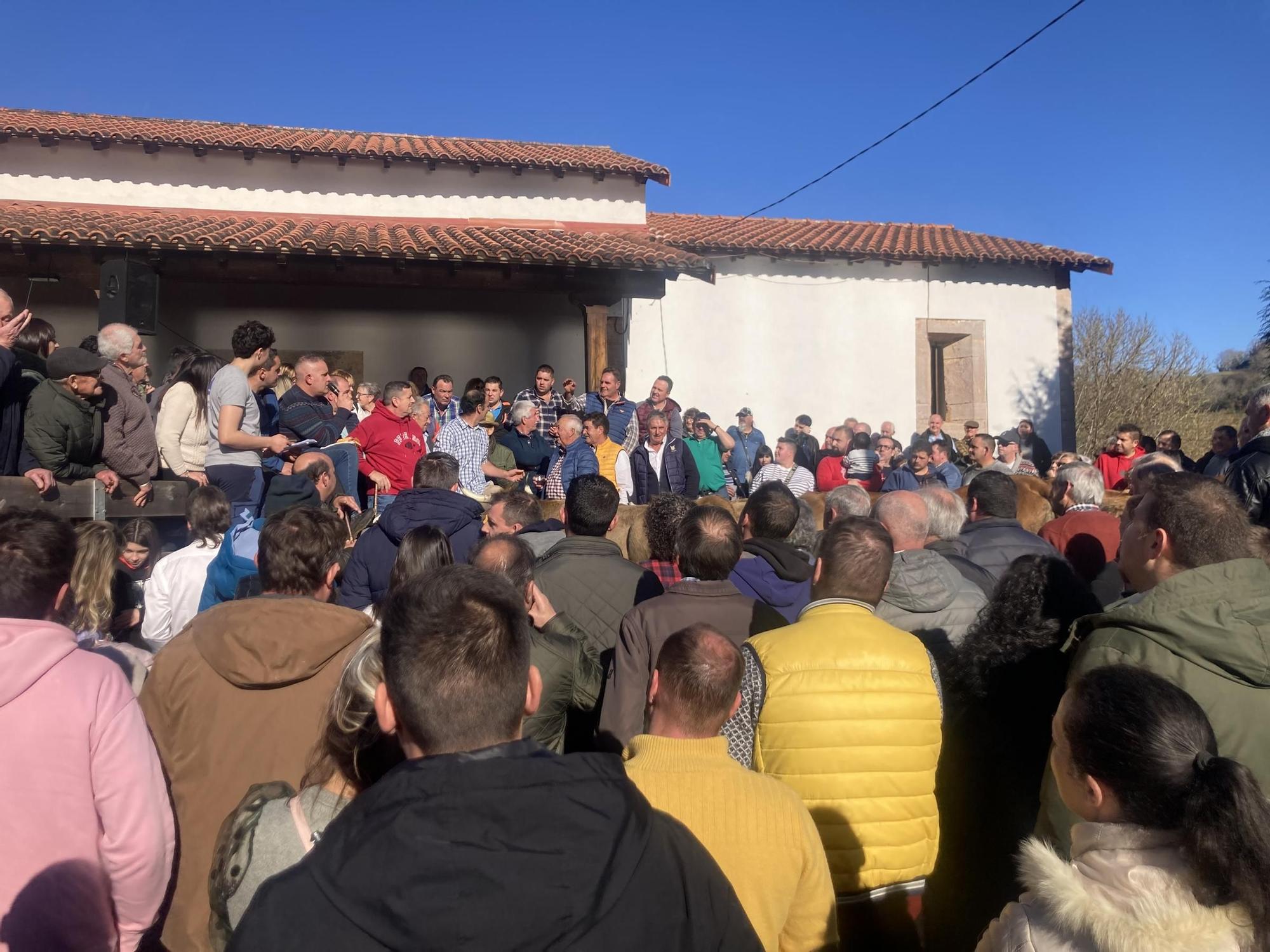 Así fue la mañana soleada del festejo en Coalla, con productos de primera y una procesión