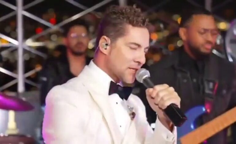 David Bisbal aparece sobre el cielo de Nueva York con su hit navideño para dar la bienvenida al 2025