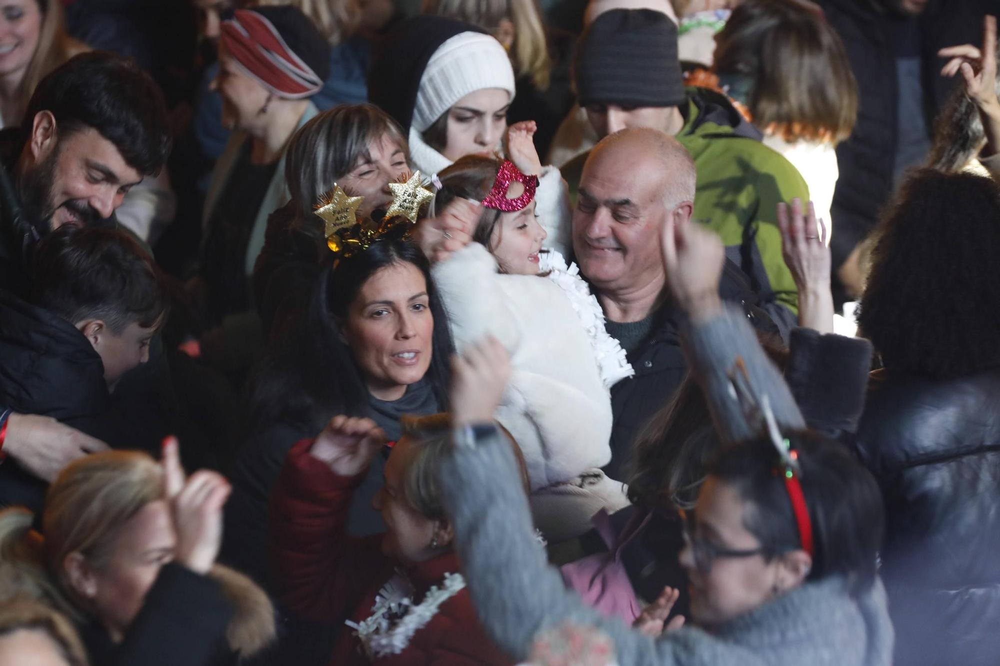 El "campanillas" en la Plaza Mayor de Gijón, en imágenes