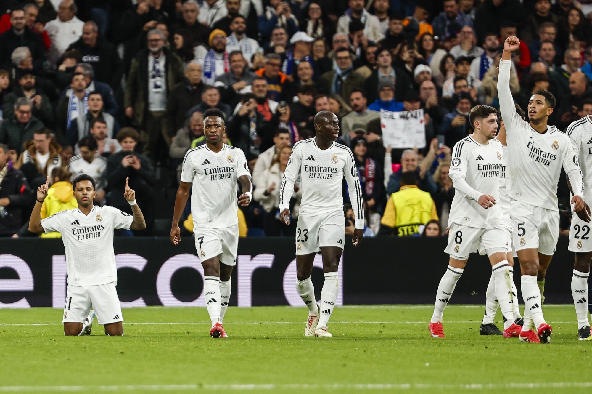 MADRID, 22/01/2025.- El delantero del Real Madrid Rodrygo Goes (i) celebra tras marcar el segundo gol contra el Salzburgo, durante el partido de fútbol de la Liga de Campeones entre el Real Madrid y el FC Salzburg este miércoles en el estadio Santiago Bernabéu. EFE/Sergio Pérez