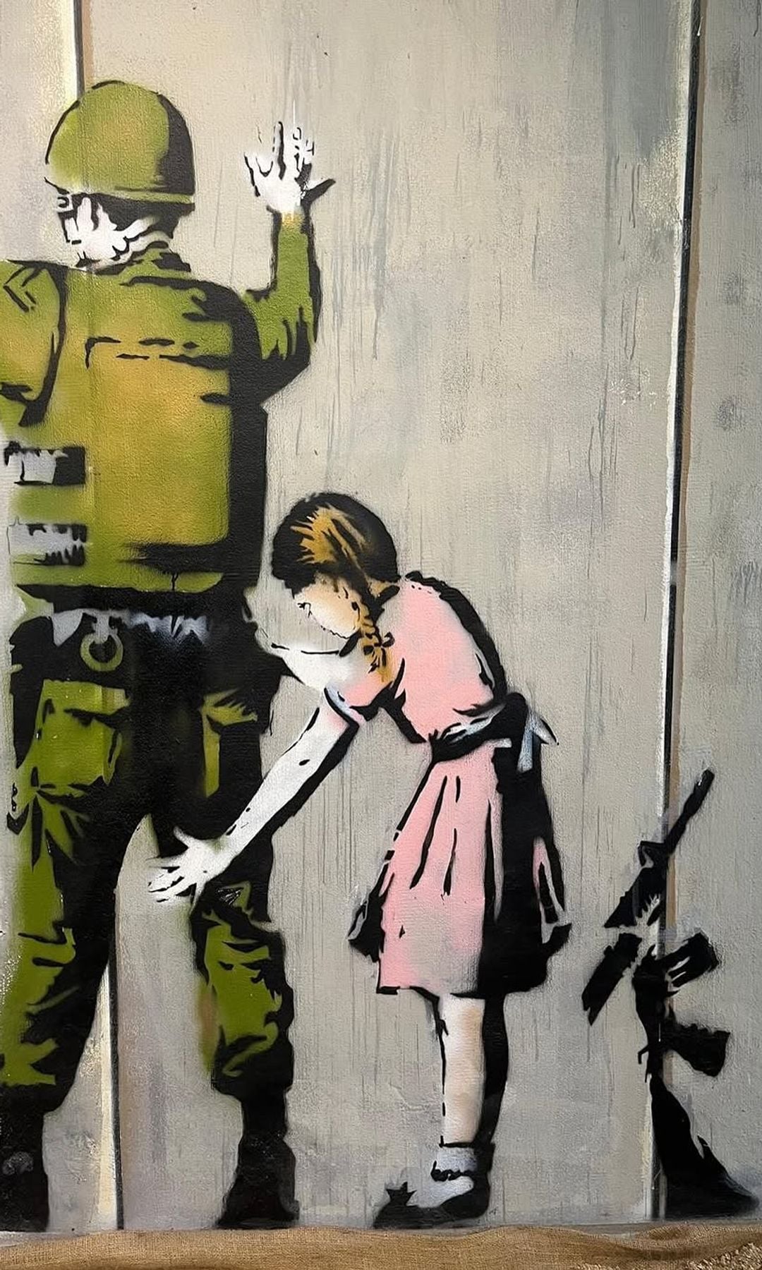 Obra de Banksy en su museo de Barcelona, ​​soldado y niña