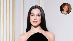 Dua Lipa con un bucle XXL en el cabello en las puertas del último desfile de Chanel - Cottres