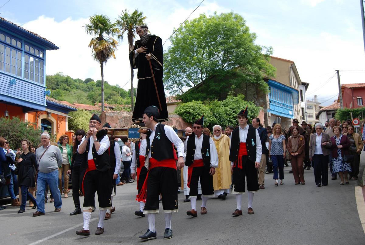 San Francisco de Paula en una imagen de archivo de la procesión del día de la fiesta en Santa Eulalia de Cabranes