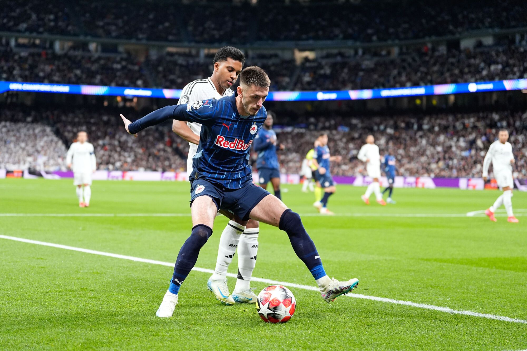 Aleksa Terzic del RB Salzburg y Rodrygo Goes del Real Madrid en acción durante el partido de la fase MD7 de la Liga de Campeones de la UEFA 2024/25 entre el Real Madrid y el RB Salzburg en el estadio Santiago Bernabeu el 22 de enero de 2025 en Madrid, España. AFP7 22/01/2025 SÓLO PARA USO EN ESPAÑA. Oscar J. Barroso / AFP7 / Europa Press;2025;FÚTBOL;ESPAÑA;DEPORTE;ZSOCCER;ZSPORT;Real Madrid v RB Salzburg - UEFA Champions League 2024/25 Fase Liga MD7;