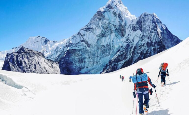 una nueva carretera acerca el Everest al turismo de masas