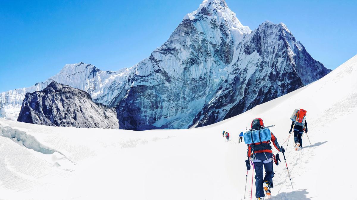 una nueva carretera acerca el Everest al turismo de masas