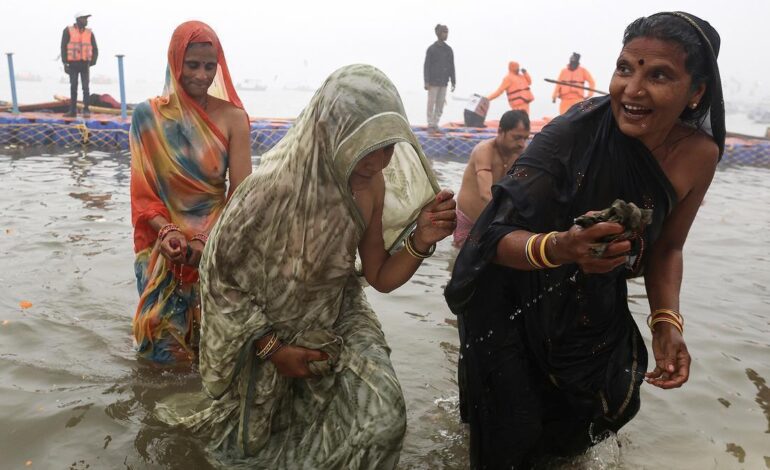 El Kumbh Mela comienza su peregrinación masiva en India: azafrán, multitudes y salvación