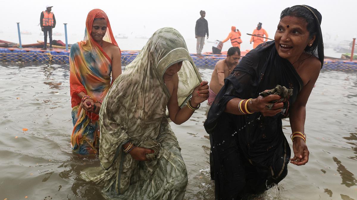 El Kumbh Mela comienza su peregrinación masiva en India: azafrán, multitudes y salvación