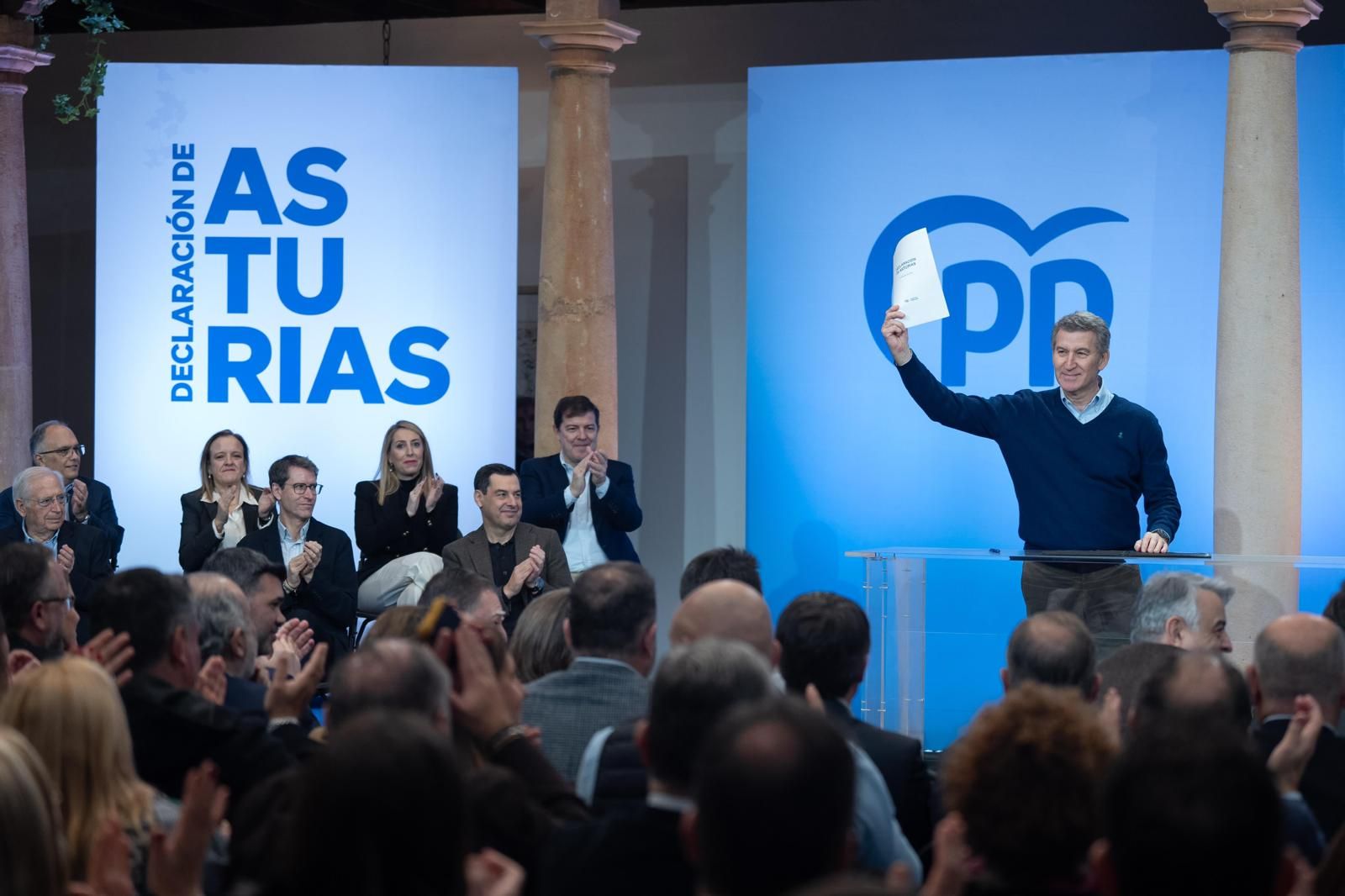 Feijóo clausura junto a Álvaro Queipo en Oviedo el acto de presentación de la 'Declaración de Asturias'