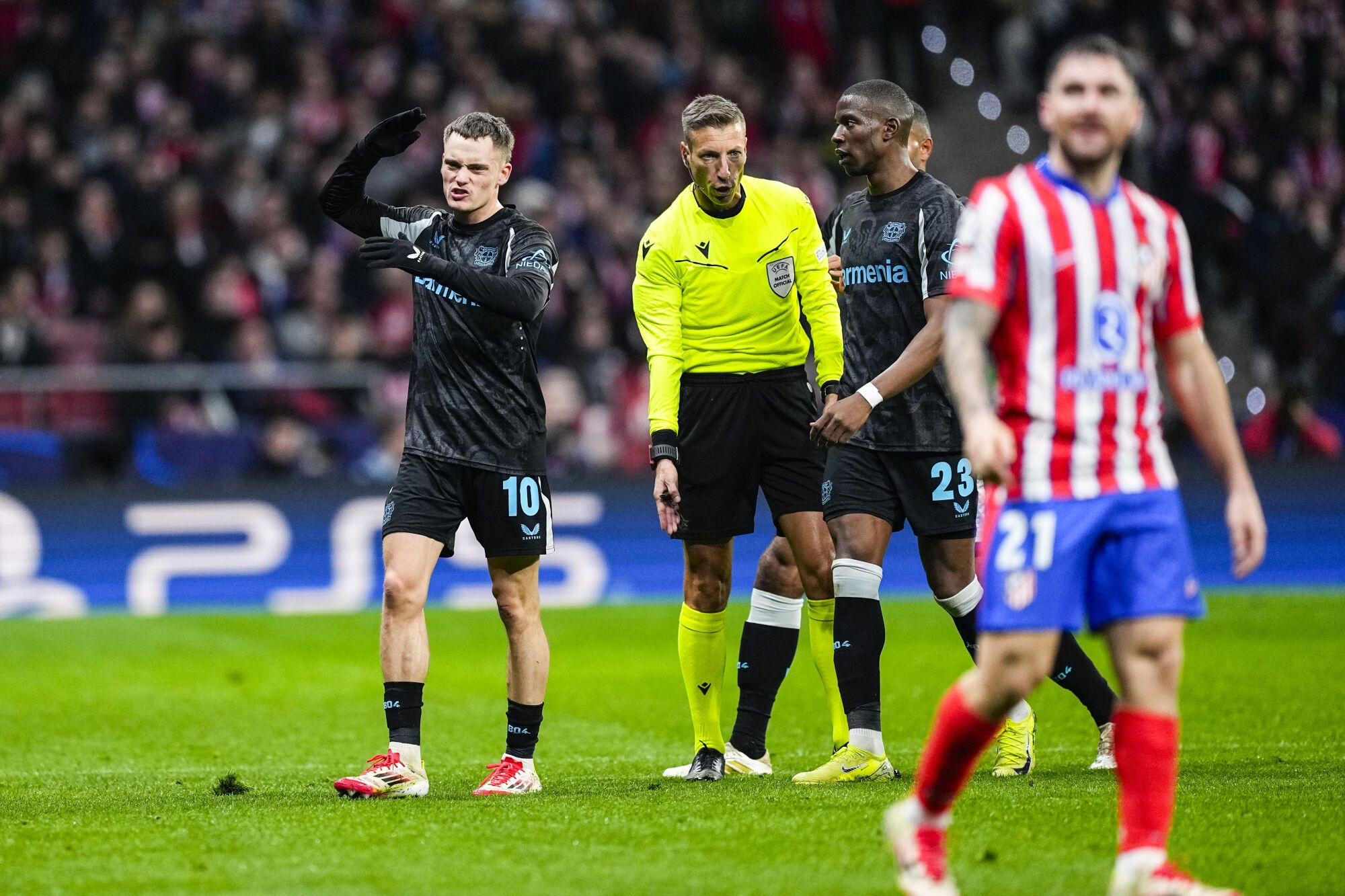 Florian Wirtz del Bayer Leverkusen protesta durante el partido de la fase MD7 de la Liga de Campeones de la UEFA 2024/25 entre el Atlético de Madrid y el Bayer 04 Leverkusen en el estadio Riyadh Air Metropolitano el 21 de enero de 2025 en Madrid, España. AFP7 21/01/2025 SÓLO PARA USO EN ESPAÑA. Oscar J. Barroso / AFP7 / Europa Press;2025;ESPAÑA;DEPORTE;ZSPORT;FÚTBOL;ZSOCCER;Atlético de Madrid v Bayer 04 Leverkusen - UEFA Champions League 2024/25 Fase Liga MD7;