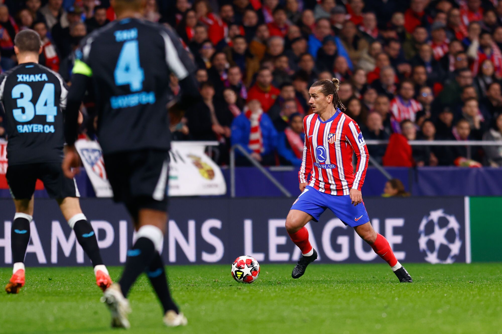 Antoine Griezmann del Atlético de Madrid en acción durante el partido de la fase MD7 de la Liga de Campeones de la UEFA 2024/25 entre el Atlético de Madrid y el Bayer 04 Leverkusen en el estadio Riyadh Air Metropolitano el 21 de enero de 2025 en Madrid, España. AFP7 21/01/2025 SÓLO PARA USO EN ESPAÑA. Dennis Agyeman / AFP7 / Europa Press;2025;ESPAÑA;DEPORTE;ZSPORT;FÚTBOL;ZSOCCER;Atlético de Madrid v Bayer 04 Leverkusen - UEFA Champions League 2024/25 Fase Liga MD7;