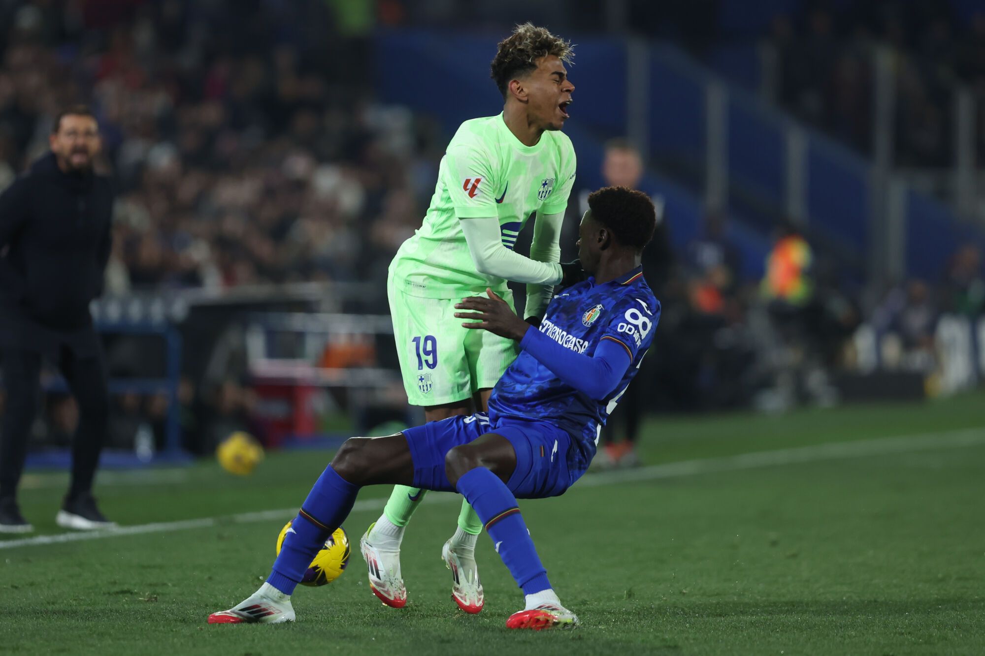 GETAFE (MADRID), 18/01/2025.- El delantero del Barcelona Lamine Yamal (i) lucha por el balón con Coba da Costa, de Getafe, durante el partido de fútbol de LaLiga entre el Getafe CF y el FC Barcelona este sábado en el Coliseum. EFE/Kiko Huesca