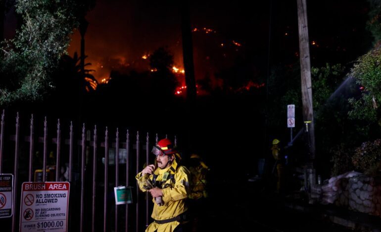 El fuego estalla en Hollywood Hills y avanza rápidamente hacia el Paseo de la Fama de Los Ángeles