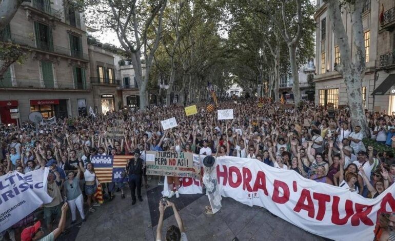 Una prestigiosa guía desaconseja viajar a Mallorca este año por la saturación turística