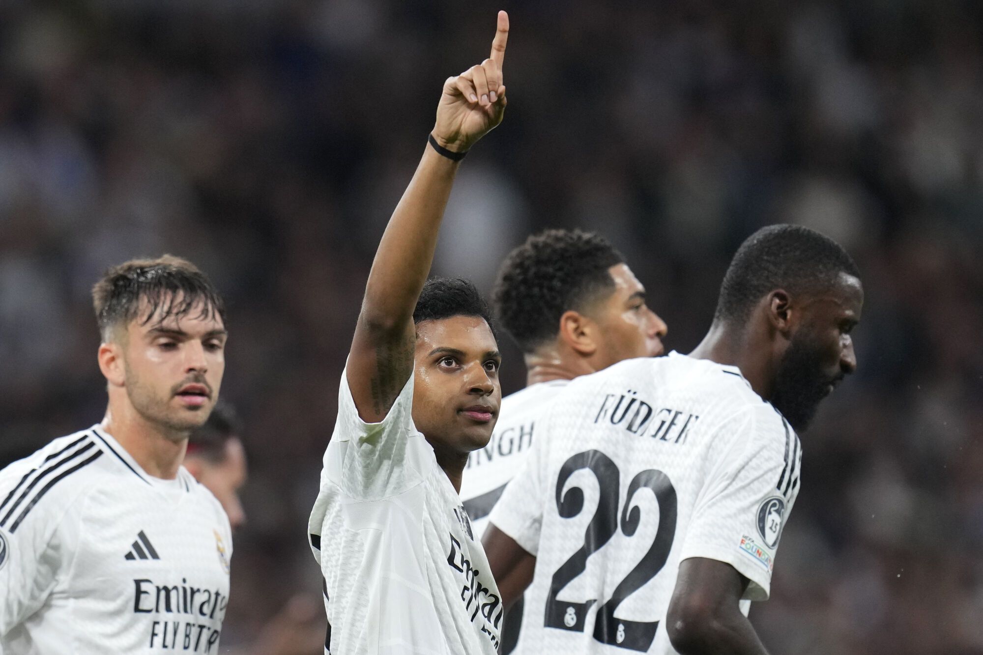 Rodrygo del Real Madrid celebra tras anotar el segundo gol de su equipo durante el partido de fútbol de la fase inaugural de la Liga de Campeones entre el Real Madrid y el FC Salzburg en el estadio Santiago Bernabéu de Madrid, el miércoles 22 de enero de 2025. (Foto AP/Manu Fernández)