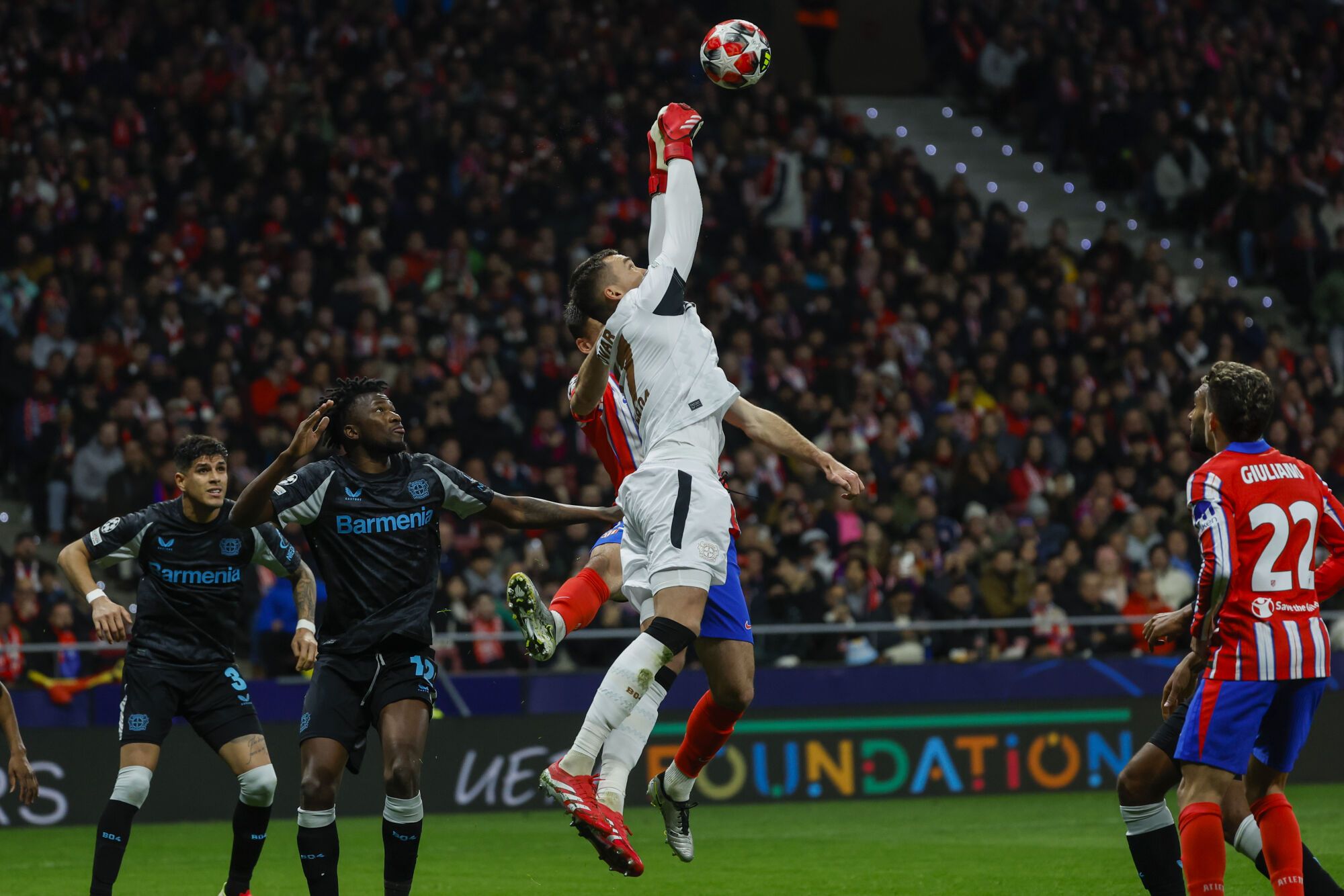 MADRID, 21/01/2025.- El portero checo del Leverkusen, Matej Kovar, despeja un balón durante el partido correspondiente a la fase regular de la Liga de Campeones entre el Atlético de Madrid y el Bayer Leverkusen hoy, martes, en el estadio Metropolitano de Madrid. EFE/Juanjo Martín