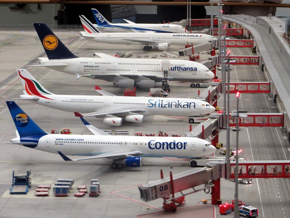 Aviones estacionados en un aeropuerto