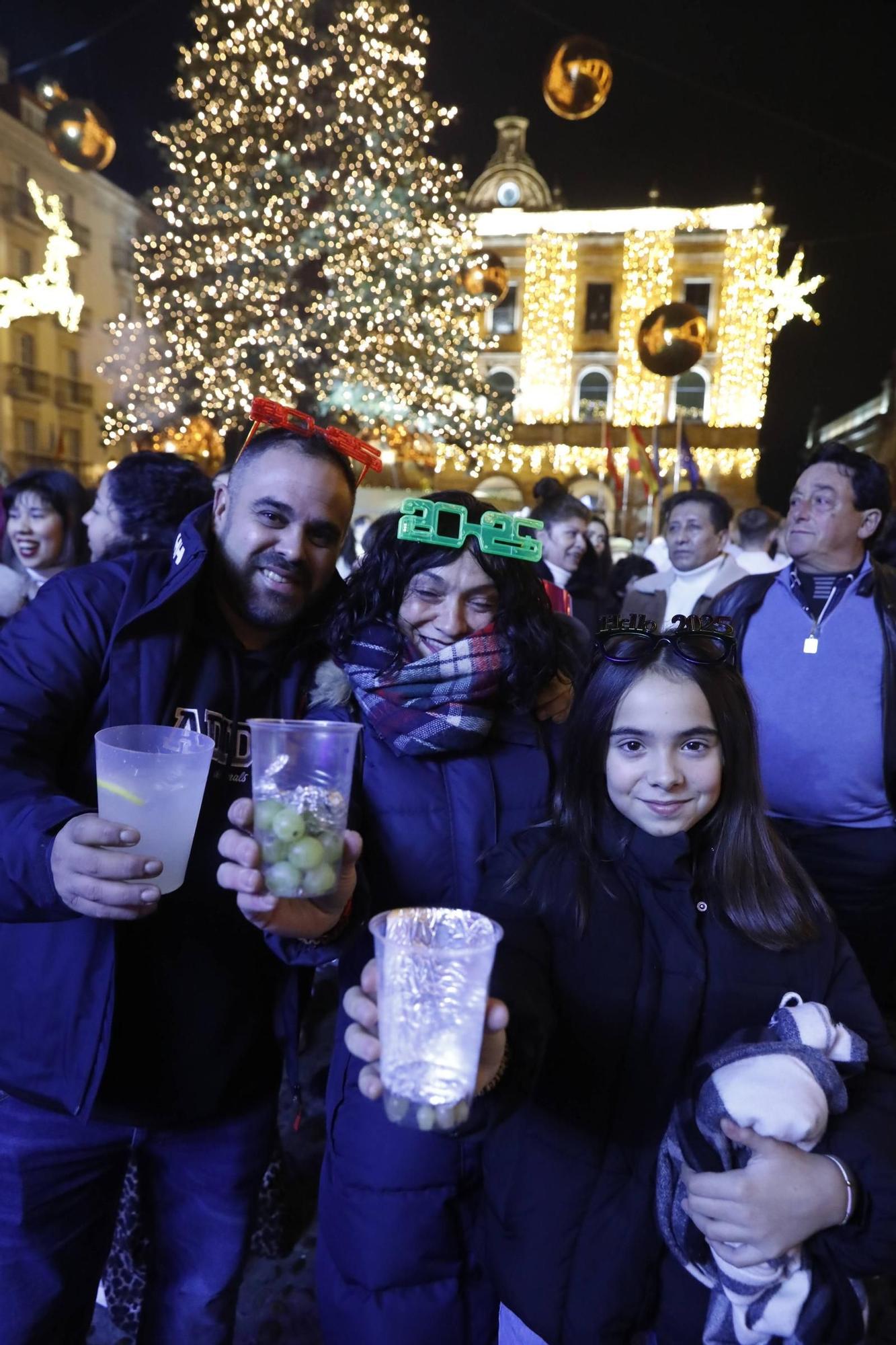 La plaza Mayor de Gijón, a rebosar para recibir al 2025