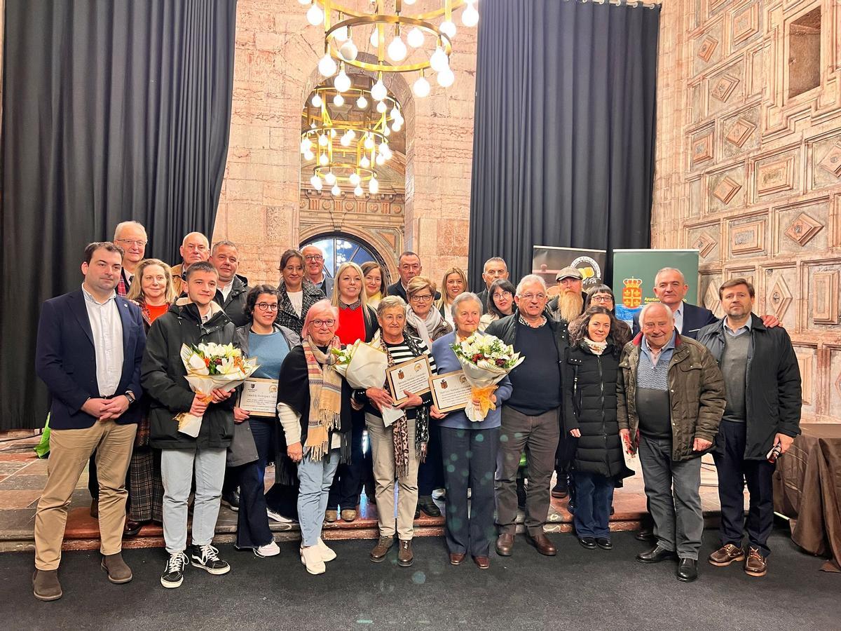 Foto de familia de la presentación del certamen.