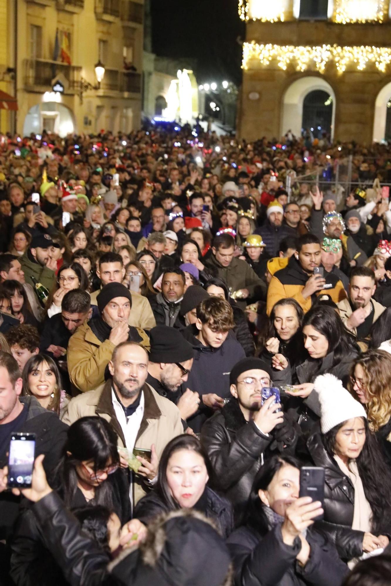 La plaza Mayor de Gijón, a rebosar para recibir al 2025