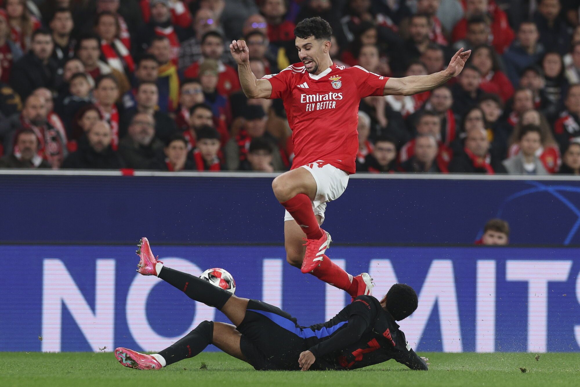 Lisbon (Portugal), 01/21/2025.- Benfica`s Tomas Araujo (up) celebrates a goal against Barcelona`s Alejandro Balde during their UEFA Champions League soccer match held at Luz Stadium in Lisbon, Portugal, 21 January 2025. ( Champions League, Lisbon) EFE/EPA/TIAGO PETINGA