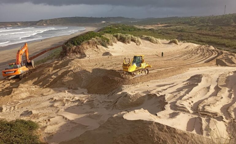 ¿Arreglo o desastre ambiental? Costas alega que está «dando forma» a las dunas de El Espartal