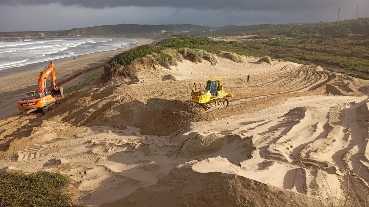 ¿Arreglo o desastre ambiental? Costas alega que está «dando forma» a las dunas de El Espartal