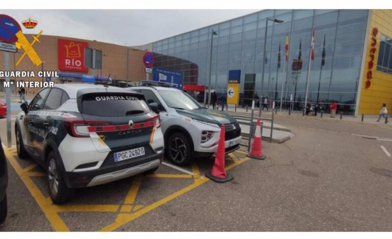 Tres detenidos por robar 1.400 euros en prendas en Río Shopping