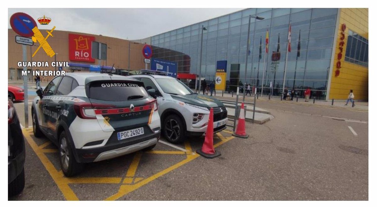 Tres detenidos por robar 1.400 euros en prendas en Río Shopping