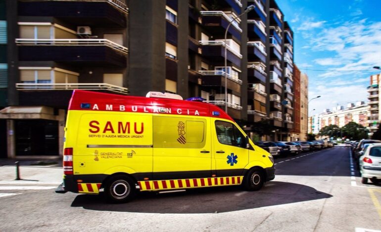 Tres heridos tras volcar e incendiarse un coche en València