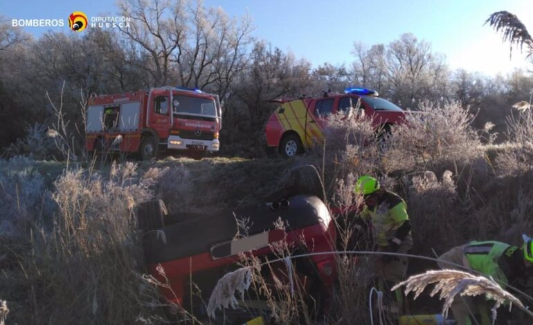 Heridas cinco personas al volcar un turismo y salirse de la vía cerca de Ubiergo (Huesca)