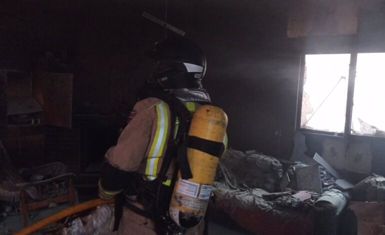 Bomberos extinguen un incendio en la cocina de una vivienda de dos plantas de Fortuna (Murcia)