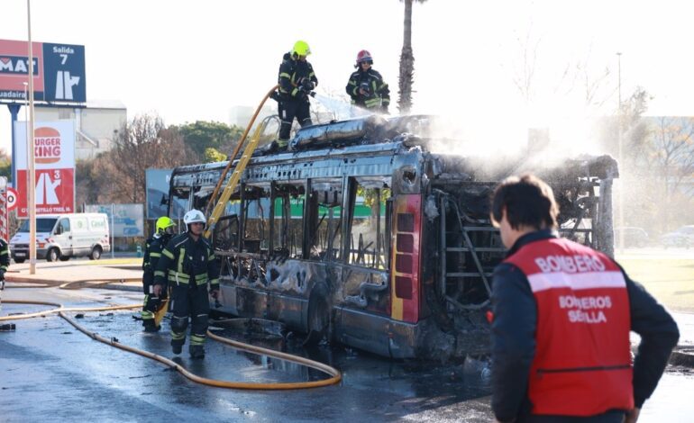 Un autobús de Tussam calcinado en la A-92 al sufrir un incendio en el motor en Sevilla