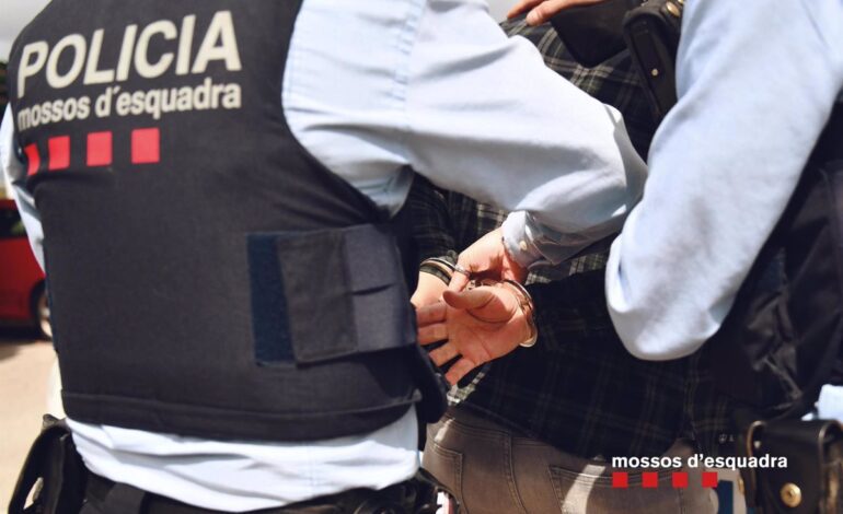 Los Mossos detienen a dos multirreincidentes con una maleta robada en Tarragona