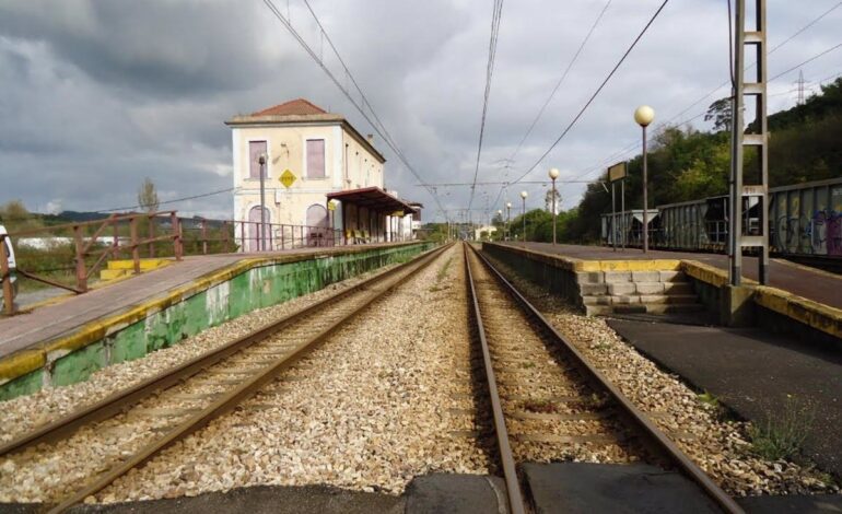 Restablecida la circulación entre Ribadeo y Xove tras descarrilar un tren hace cinco días al atropellar a dos caballos