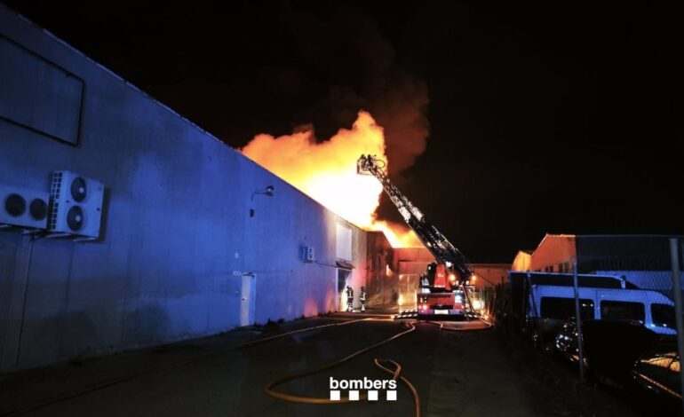 40 bomberos trabajan en la extinción de un incendio que quema una nave en Igualada (Barcelona)