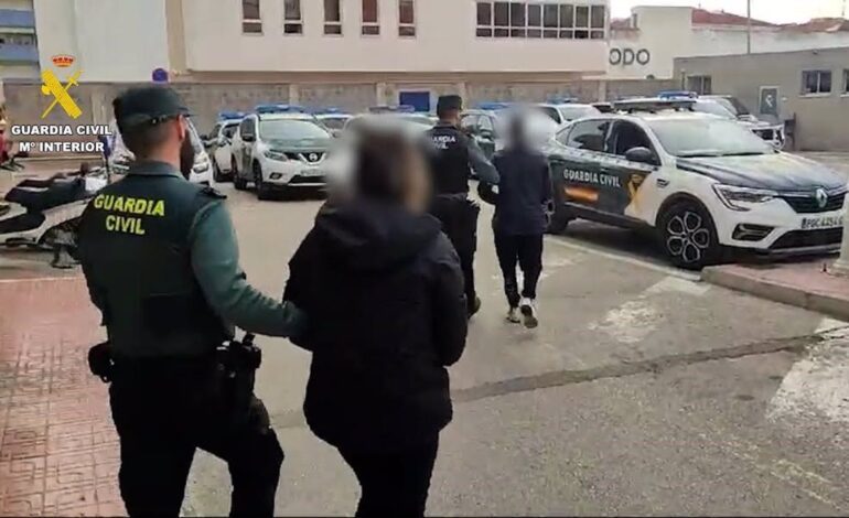 Dos detenidos en Torrevieja por robar con el método del tirón y arrastrar a sus víctimas con un coche