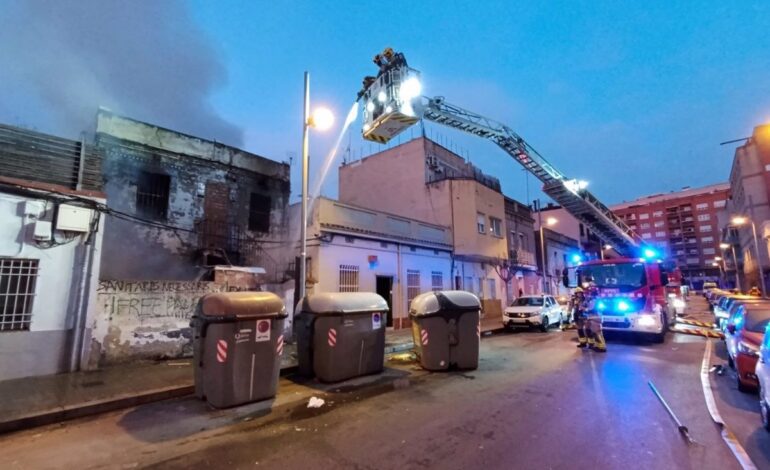 Un incendio quema un inmueble antiguo en Badalona (Barcelona) sin provocar heridos