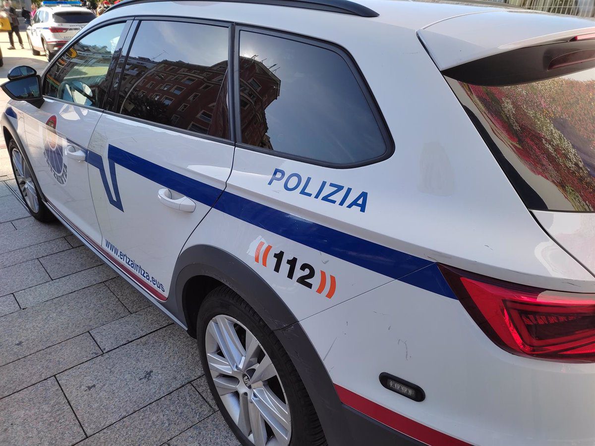 Sustraen un carro lleno de artículos en un supermercado de Azpeitia y agreden a un empleado