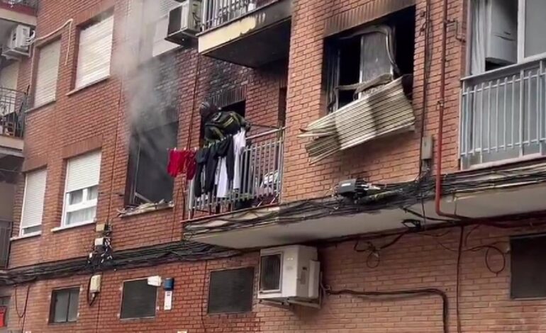 Atendidas 23 personas por inhalación leve de humo en un incendio en una vivienda de Carabanchel