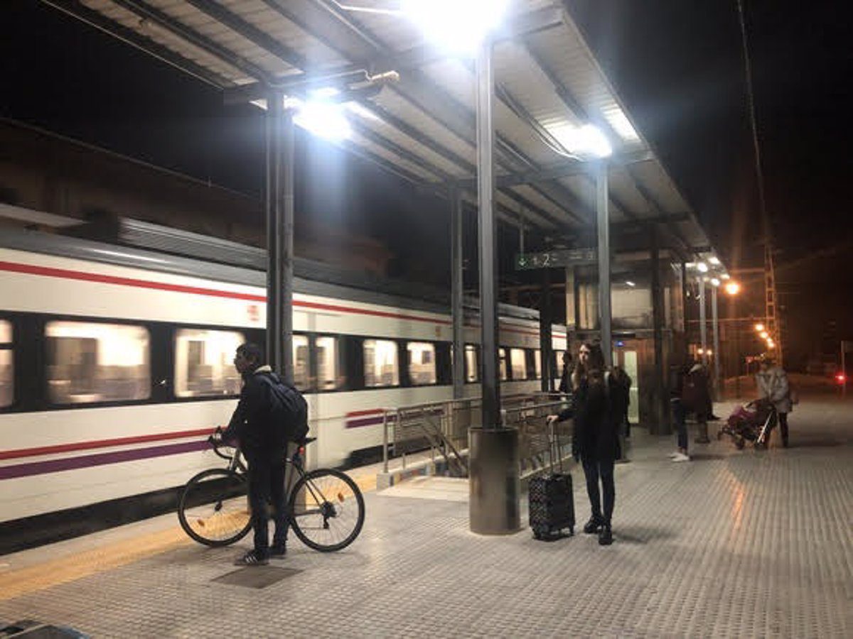 Investigan el fallecimiento de un hombre tras ser arrollado por un tren de Cercanías en Alfafar