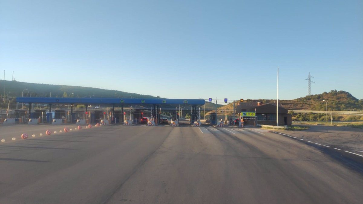 Tres heridos graves y dos leves en un accidente en la autopista del Huerna, a la altura del argayo