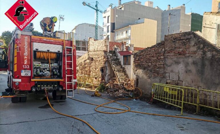 Los bomberos extinguen un incendio en una vivienda abandonada en Dénia